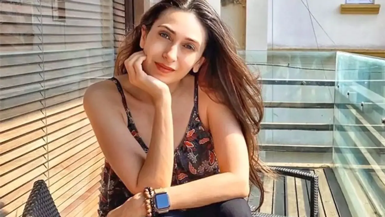 তিলোত্তমায় হাজির করিশ্মা, বাওয়ালি রাজবাড়িতে কী করছেন বলিউডের হট ডিভা