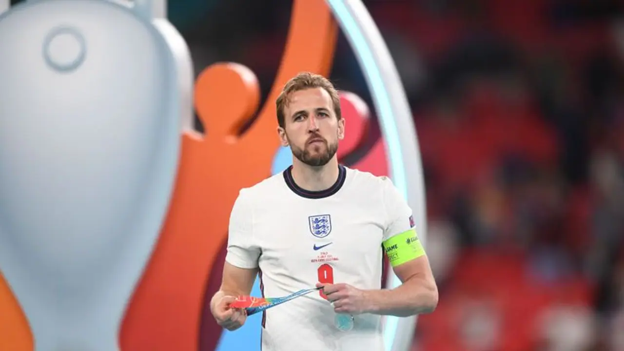 Harry Kane's transfer saga takes dramatic twist; Tottenham 'revoke permission' to travel to Munich Harry Kane's transfer saga takes dramatic twist; Tottenham 'revoke permission' to travel to Munich