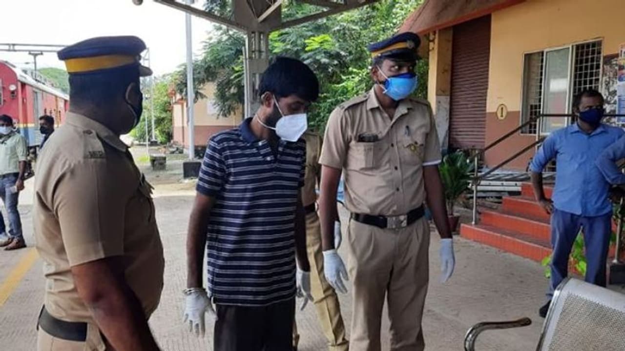 തീവണ്ടിയിൽ യുവതിയെ ആക്രമിച്ച് ആഭരണങ്ങൾ കവർന്ന കേസ്: കുറ്റപത്രം സമർപ്പിച്ചു തീവണ്ടിയിൽ യുവതിയെ ആക്രമിച്ച് ആഭരണങ്ങൾ കവർന്ന കേസ്: കുറ്റപത്രം സമർപ്പിച്ചു