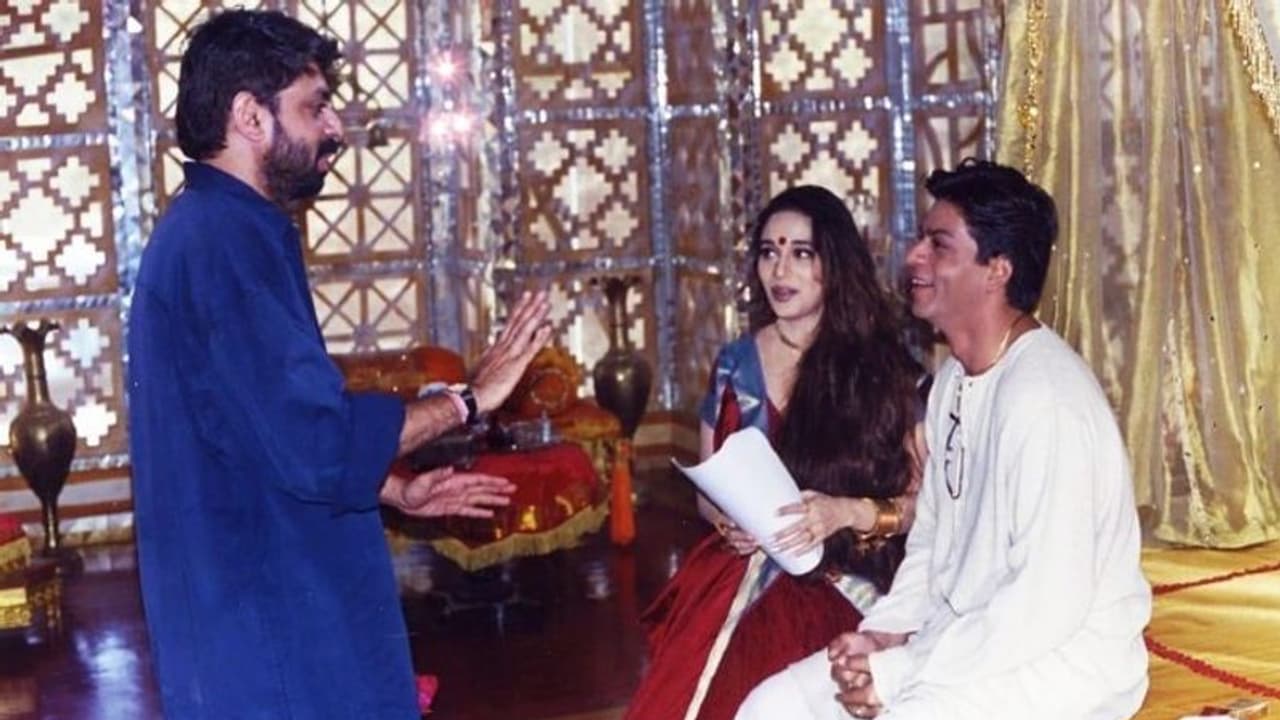 క్లాసిక్ `దేవదాస్`కి 19ఏళ్లుః ధోతి ఊడిపోవడం పెద్ద సమస్య అయ్యిందంటోన్న షారూఖ్.. క్లాసిక్ `దేవదాస్`కి 19ఏళ్లుః ధోతి ఊడిపోవడం పెద్ద సమస్య అయ్యిందంటోన్న షారూఖ్..