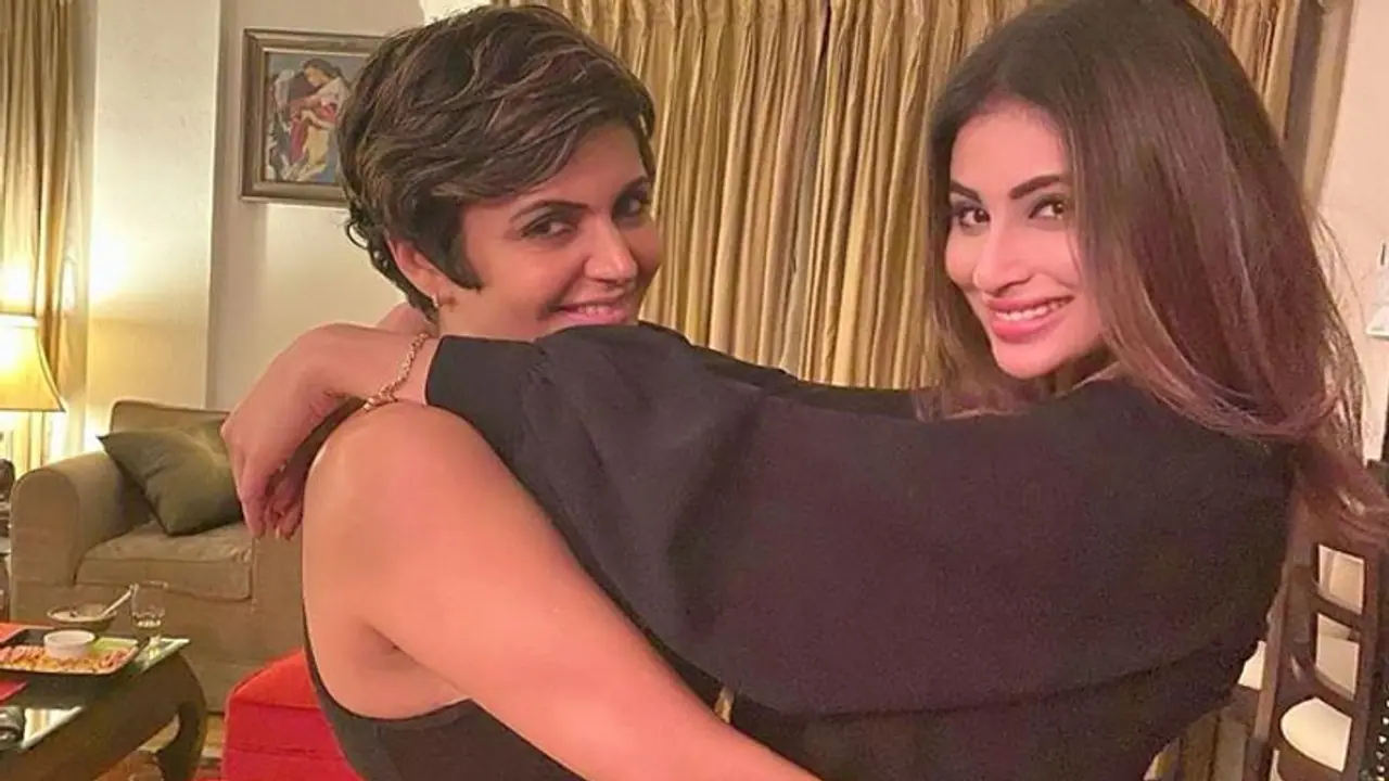 पति राज कौशल की मौत का गम भुलाने ये हीरोइन कर रही मदद, 13 दिन बाद दिखी मंदिरा बेदी के चेहरे पर हंसी पति राज कौशल की मौत का गम भुलाने ये हीरोइन कर रही मदद, 13 दिन बाद दिखी मंदिरा बेदी के चेहरे पर हंसी