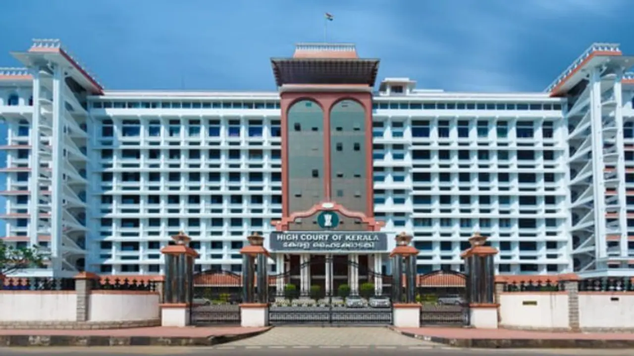 'കോടതിയില്‍ പറയാന്‍ ധൈര്യം കാണിക്കുന്നില്ല'; കൊടിതോരണ വിഷയത്തിലെ സര്‍വ്വകക്ഷി യോഗത്തില്‍ ഹൈക്കോടതിക്ക് അതൃപ്തി