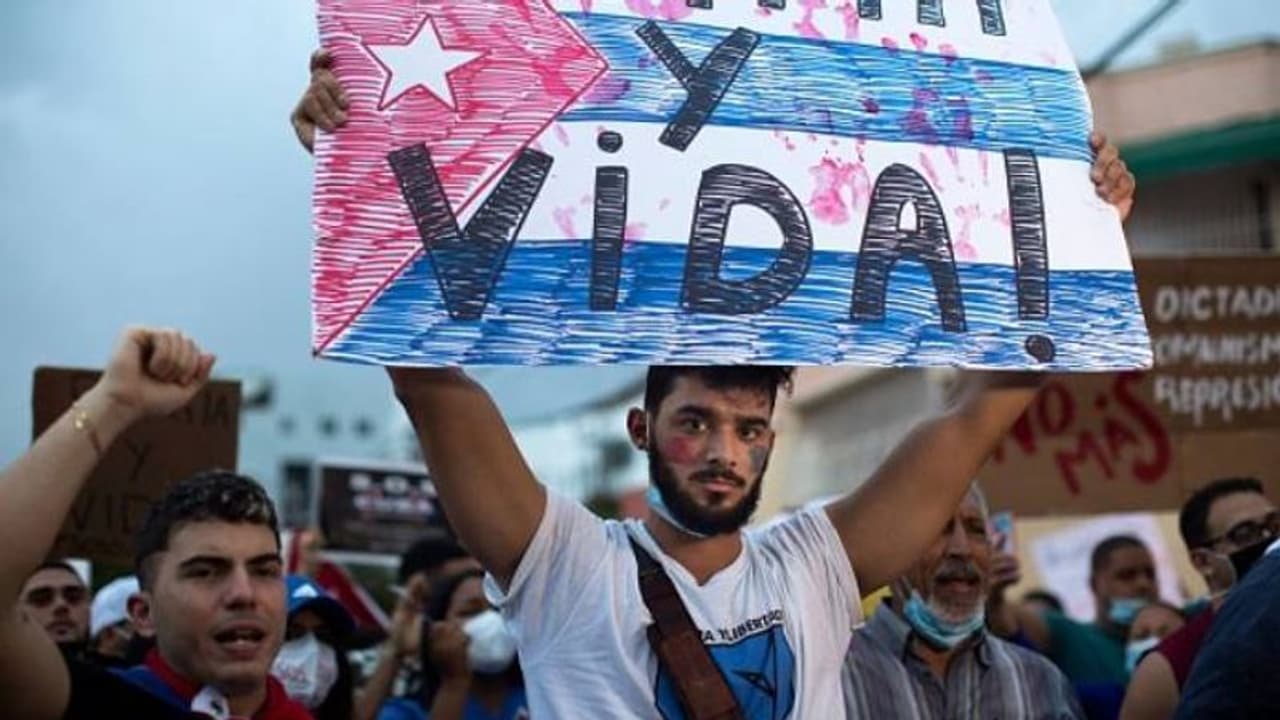 ക്യൂബയിൽ ജനങ്ങൾ പ്രതിഷേധത്തിൽ, മൂന്നുപതിറ്റാണ്ടിനുള്ളിൽ കണ്ട ഏറ്റവും വലിയ പ്രതിഷേധം? ക്യൂബയിൽ ജനങ്ങൾ പ്രതിഷേധത്തിൽ, മൂന്നുപതിറ്റാണ്ടിനുള്ളിൽ കണ്ട ഏറ്റവും വലിയ പ്രതിഷേധം?