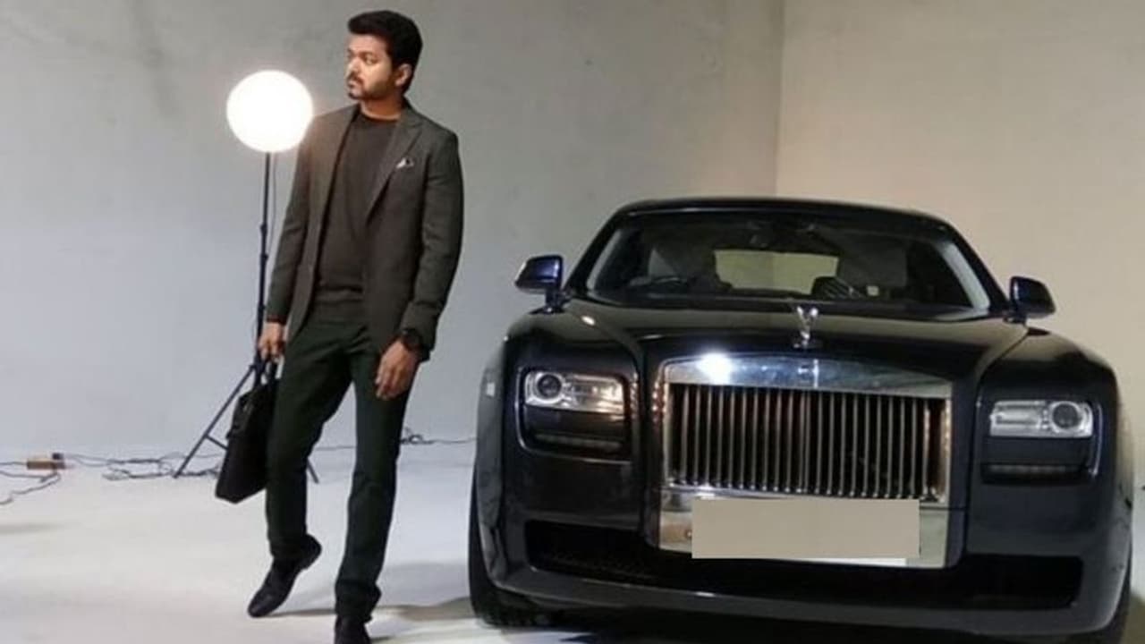 దళపతి విజయ్కి మద్రాస్ హైకోర్ట్ షాక్.. రూ. లక్ష జరిమానా దళపతి విజయ్కి మద్రాస్ హైకోర్ట్ షాక్.. రూ. లక్ష జరిమానా