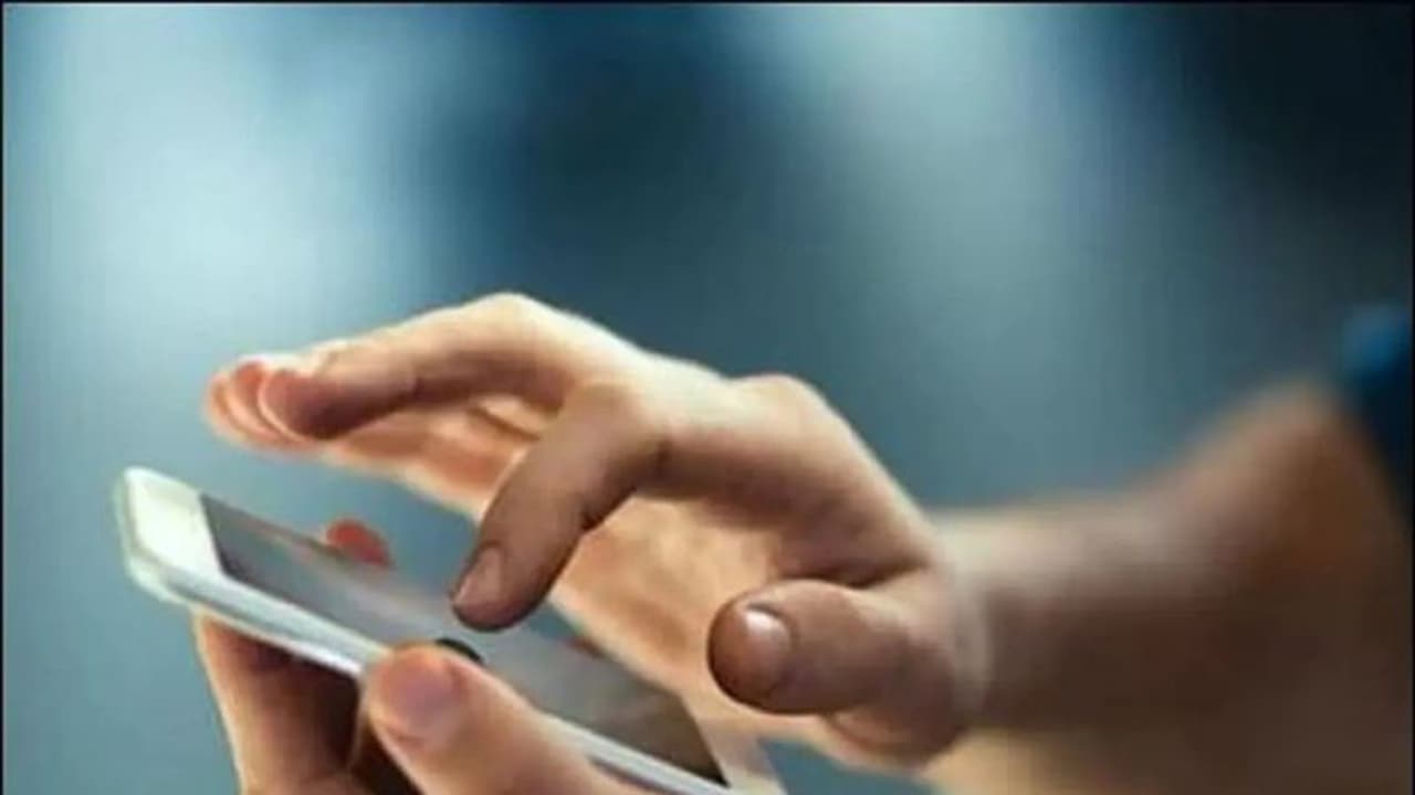 मोबाइल का मैसेज देख पिता और बेटी को लगा 440 वोल्ट का झटका, अस्पताल में कराना पड़ा भर्ती मोबाइल का मैसेज देख पिता और बेटी को लगा 440 वोल्ट का झटका, अस्पताल में कराना पड़ा भर्ती