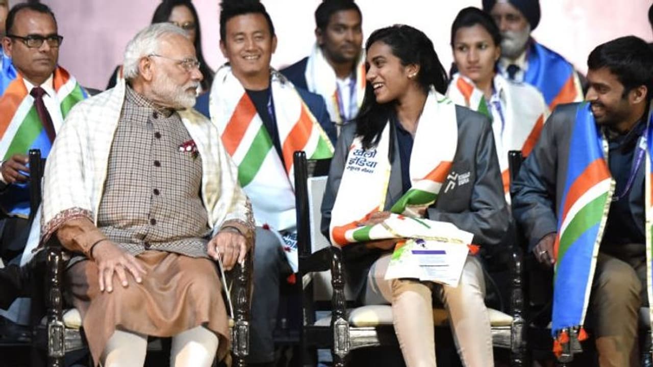 ടോക്കിയോയിൽ നിന്ന് തിരിച്ചെത്തിയാലുടൻ ഒരുമിച്ചിരുന്ന് ഐസ്ക്രീം കഴിക്കാമെന്ന് സിന്ധുവിനോട് പ്രധാനമന്ത്രി ടോക്കിയോയിൽ നിന്ന് തിരിച്ചെത്തിയാലുടൻ ഒരുമിച്ചിരുന്ന് ഐസ്ക്രീം കഴിക്കാമെന്ന് സിന്ധുവിനോട് പ്രധാനമന്ത്രി