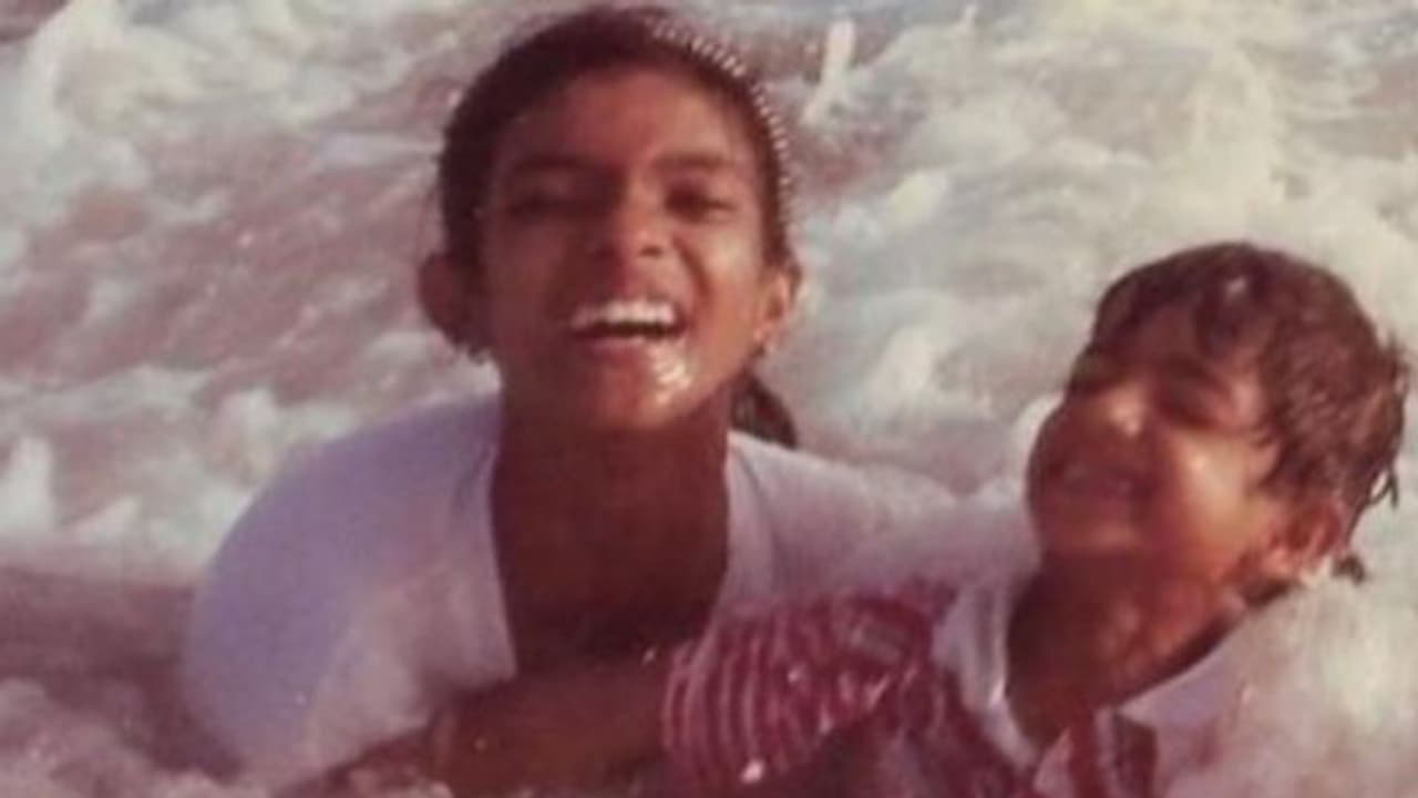 സഹോദരനൊത്ത് ഉല്ലസിക്കുന്ന നായികയെ മനസിലായോ? സഹോദരനൊത്ത് ഉല്ലസിക്കുന്ന നായികയെ മനസിലായോ?