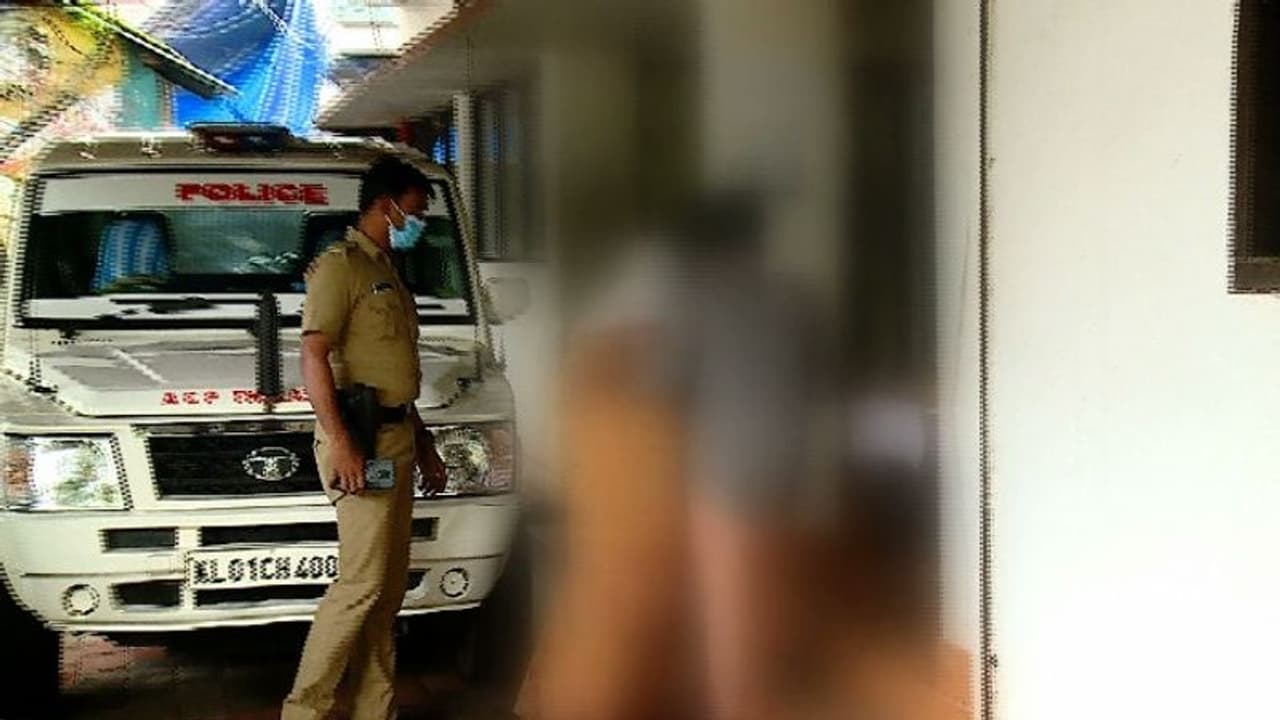 പഴനി പീഡനം: പരാതിക്ക് പിന്നിൽ പണം തട്ടാനുള്ള ശ്രമമാണോയെന്ന അന്വേഷണത്തിൽ തമിഴ്നാട് പൊലീസ് പഴനി പീഡനം: പരാതിക്ക് പിന്നിൽ പണം തട്ടാനുള്ള ശ്രമമാണോയെന്ന അന്വേഷണത്തിൽ തമിഴ്നാട് പൊലീസ്