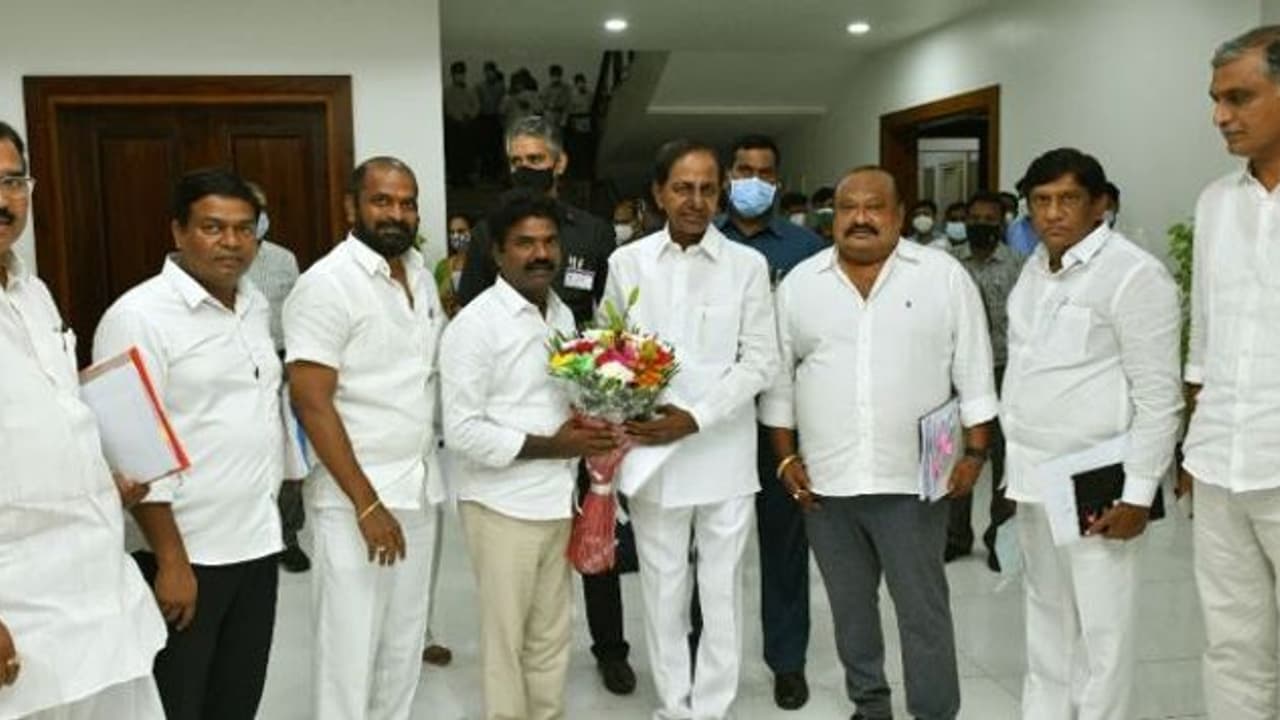 సాంస్కృతిక సారథి ఛైర్మన్ పదవి మళ్లీ రసమయికే... కేసీఆర్ కీలక నిర్ణయం సాంస్కృతిక సారథి ఛైర్మన్ పదవి మళ్లీ రసమయికే... కేసీఆర్ కీలక నిర్ణయం