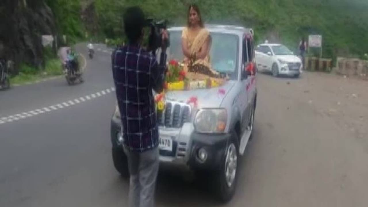 വിവാഹവേദിയിലേയ്ക്ക് കാറിന്‍റെ ബോണറ്റിൽ ഇരുന്ന് യാത്ര; വധുവിനെതിരെ കേസെടുത്ത് പൊലീസ്
