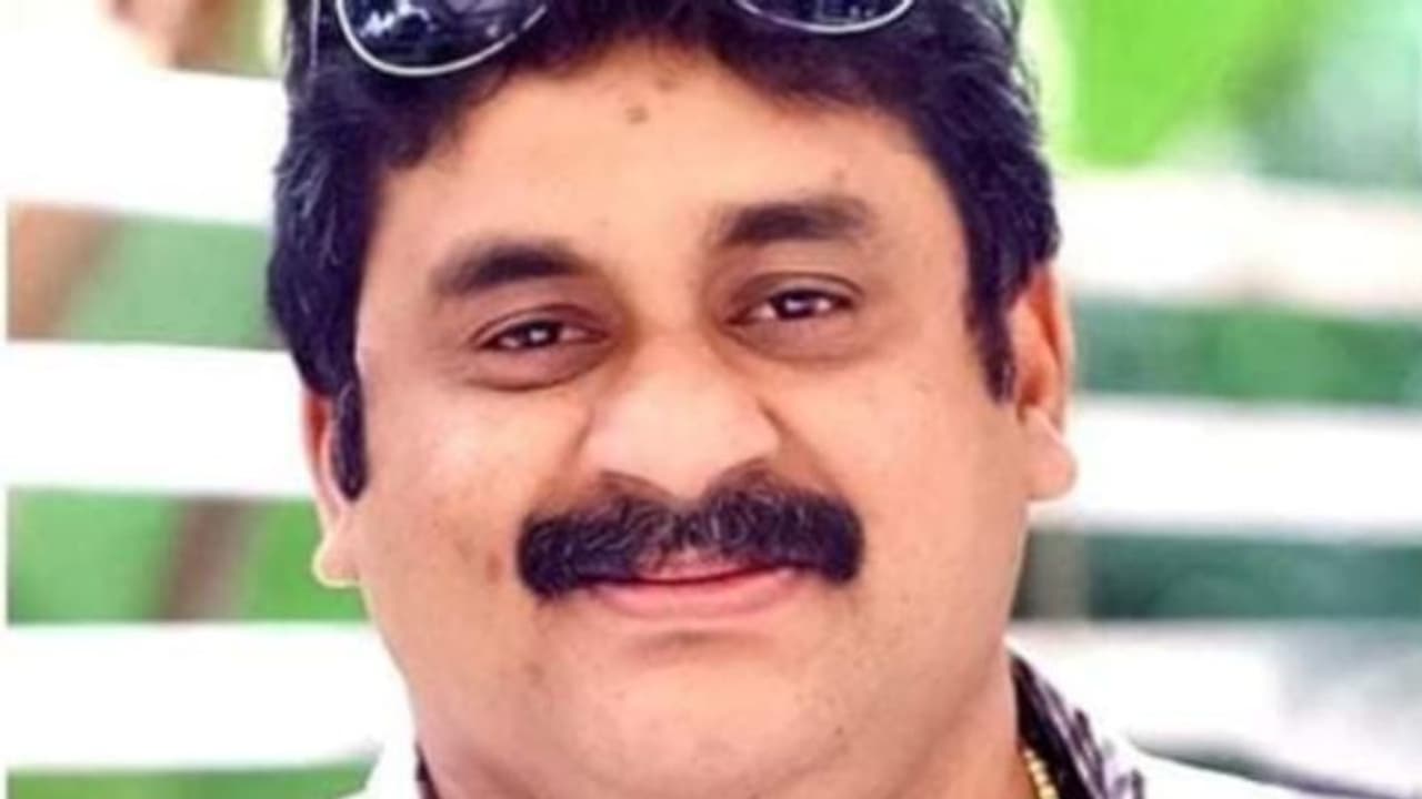 'ഞങ്ങൾക്കും ജീവിക്കണം, കോടീശ്വരന്മാര് എന്നുപറയുന്ന നടന്മാര് വരെ ബുദ്ധിമുട്ടിലാണ്', കുറിപ്പ് ചര്ച്ചയാകുന്നു 'ഞങ്ങൾക്കും ജീവിക്കണം, കോടീശ്വരന്മാര് എന്നുപറയുന്ന നടന്മാര് വരെ ബുദ്ധിമുട്ടിലാണ്', കുറിപ്പ് ചര്ച്ചയാകുന്നു