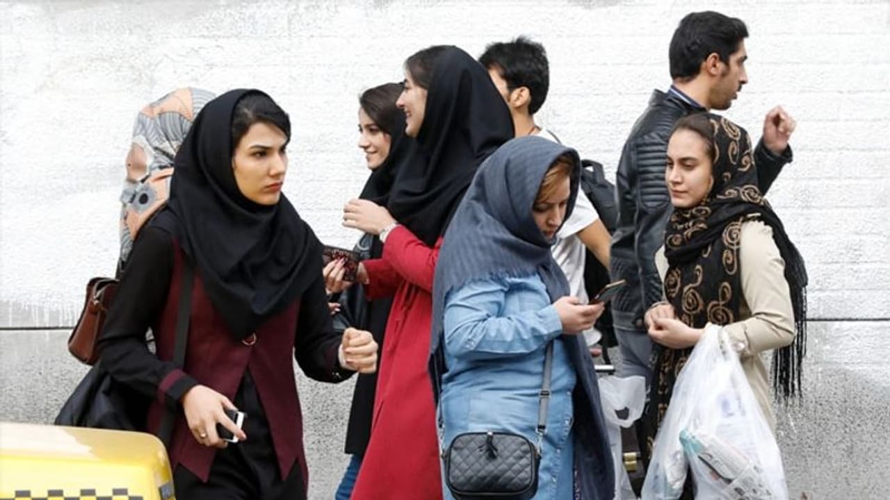 कुंवारों ने दे रखी है इस मुस्लिम देश को टेंशन, डेटिंग ऐप बनाकर निकाह कराने के पीछे पड़ी सरकार कुंवारों ने दे रखी है इस मुस्लिम देश को टेंशन, डेटिंग ऐप बनाकर निकाह कराने के पीछे पड़ी सरकार