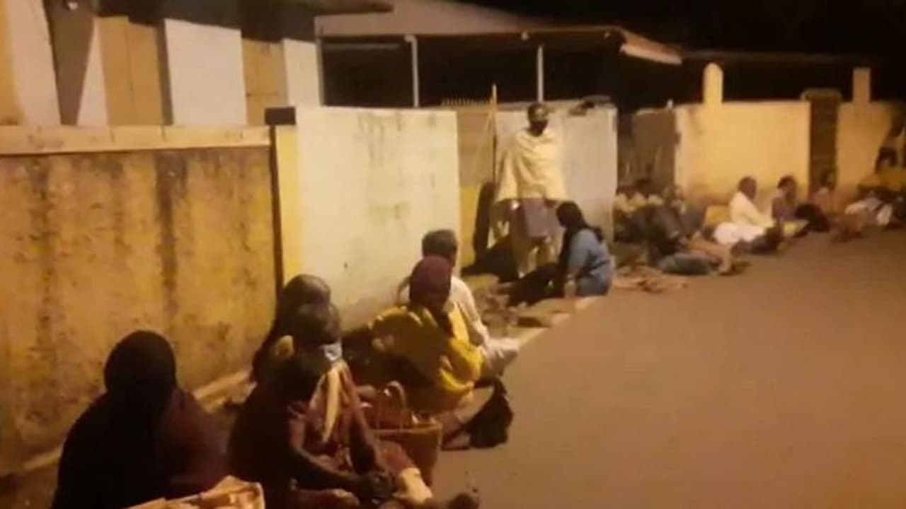 விடிய, விடிய காத்திருக்கும் மக்கள்... ஆர்வத்தை பார்த்து மிரண்டு போன ஆட்சியரின் அதிரடி உத்தரவு...!