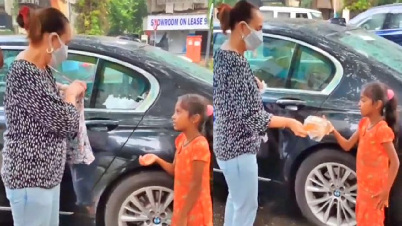 आलिया की मां से पैसे मांग रही थी बच्ची, बैग से निकाल पकड़ाई ब्रेड तो एक बोला कैमरा इनसे जो न करवा ले आलिया की मां से पैसे मांग रही थी बच्ची, बैग से निकाल पकड़ाई ब्रेड तो एक बोला कैमरा इनसे जो न करवा ले