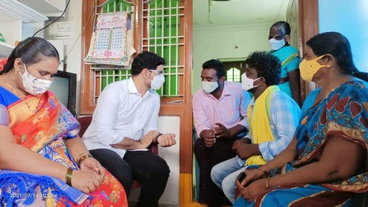 లోకేష్ ఇలాకాలో... జూమ్ లోనే కరోనా పేషెంట్స్ కు అమెరికా వైద్యం (వీడియో) లోకేష్ ఇలాకాలో... జూమ్ లోనే కరోనా పేషెంట్స్ కు అమెరికా వైద్యం (వీడియో)