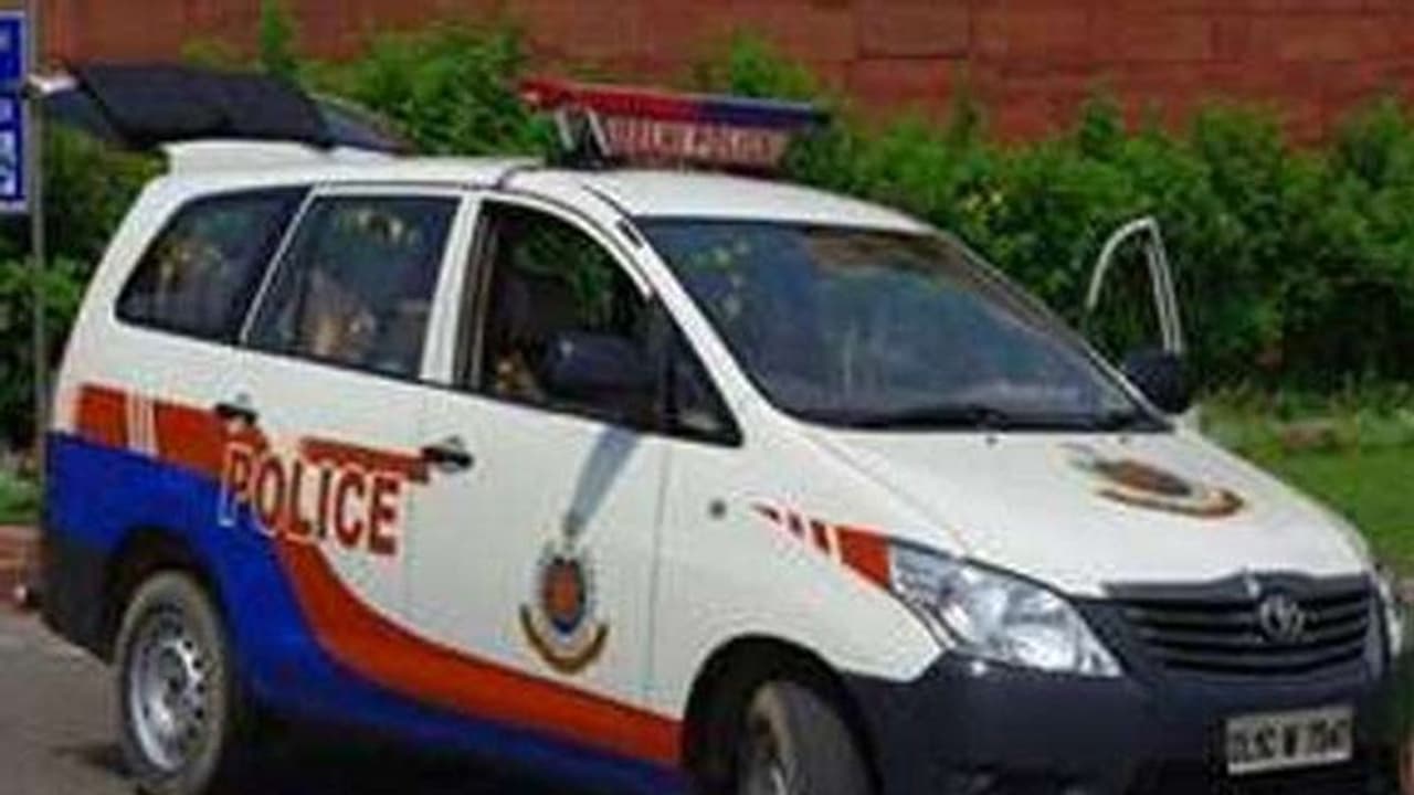 High alert in Delhi: Bomb disposal squad rushes to Ghazipur flower market after recovery of unattended bag High alert in Delhi: Bomb disposal squad rushes to Ghazipur flower market after recovery of unattended bag