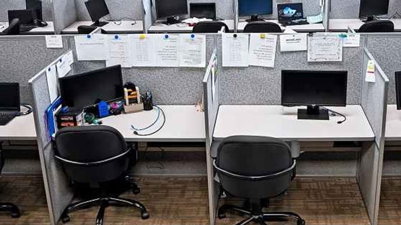 दिल्ली में फर्जी कॉल सेंटर का खुलासा, भीकाजी कामा प्लेस से पांच युवतियां दो पुरुष अरेस्ट