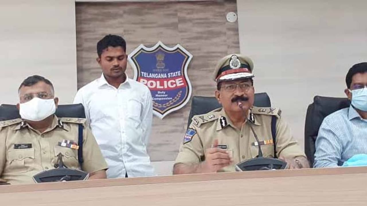 ప్రైవేట్ స్కూల్లో చదువు, సెలవుల్లో అడవుల్లోకి: మావోయిస్టు రావుల రంజిత్ లొంగుబాటు ప్రైవేట్ స్కూల్లో చదువు, సెలవుల్లో అడవుల్లోకి: మావోయిస్టు రావుల రంజిత్ లొంగుబాటు