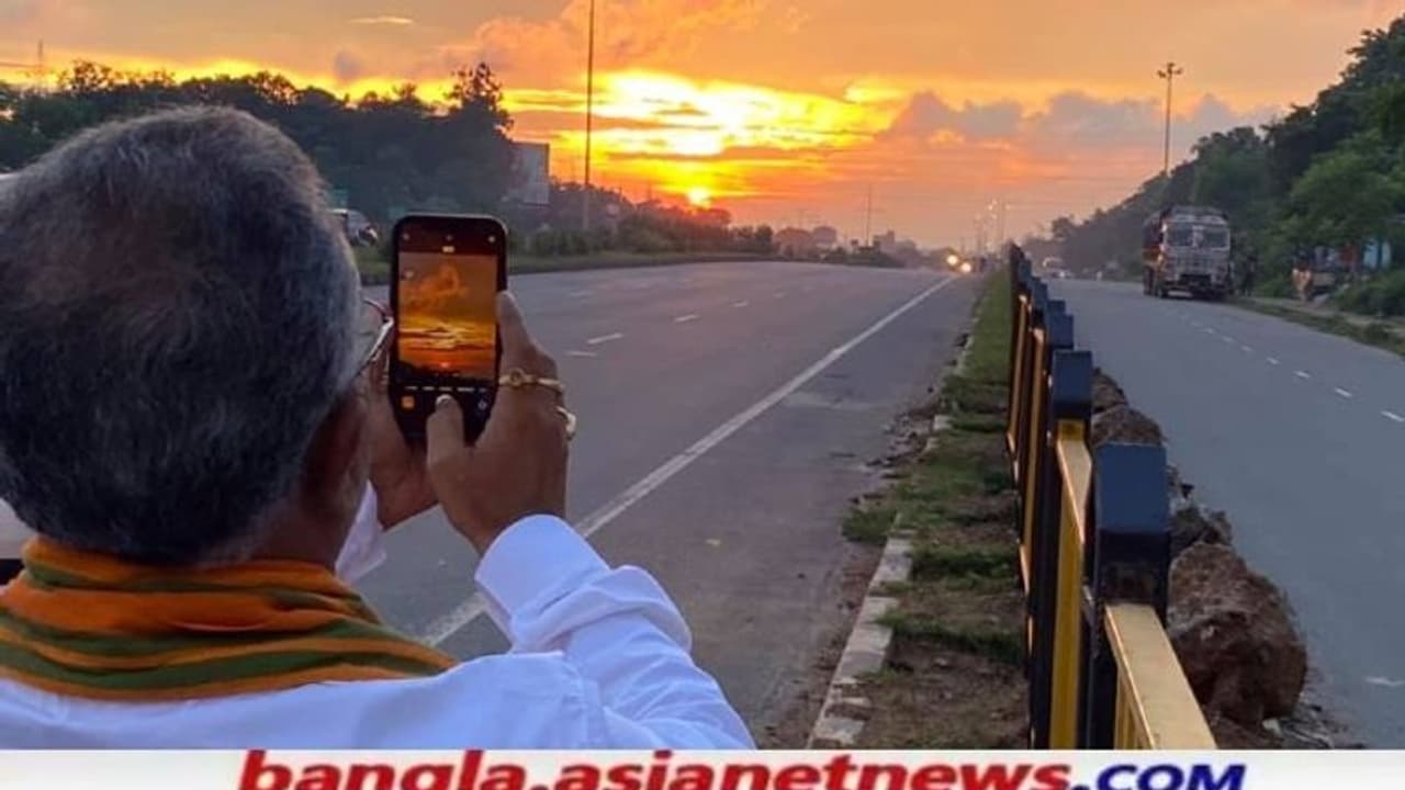 গোধূলি লগনের প্রেমে মত্ত দিলীপ ঘোষ, টুইটার ভরিয়ে দিলেন আবেগভরা পোস্টের কহনে গোধূলি লগনের প্রেমে মত্ত দিলীপ ঘোষ, টুইটার ভরিয়ে দিলেন আবেগভরা পোস্টের কহনে