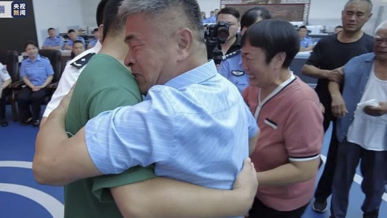 ഇതാണ് അച്ഛന്‍; തട്ടിക്കൊണ്ടുപോയ മകനെ കണ്ടെത്താന്‍ ഒരച്ഛന്‍ പിന്നിട്ടത് 24 വര്‍ഷം, 500,000 കി. മീറ്റര്‍!