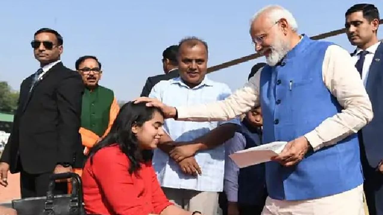 काशी की बेटी की आधी बॉडी है सुन्न, न चल सकती न उठ सकती..PM मोदी पूरा करने जा रहे 2 साल पहले किया वादा काशी की बेटी की आधी बॉडी है सुन्न, न चल सकती न उठ सकती..PM मोदी पूरा करने जा रहे 2 साल पहले किया वादा