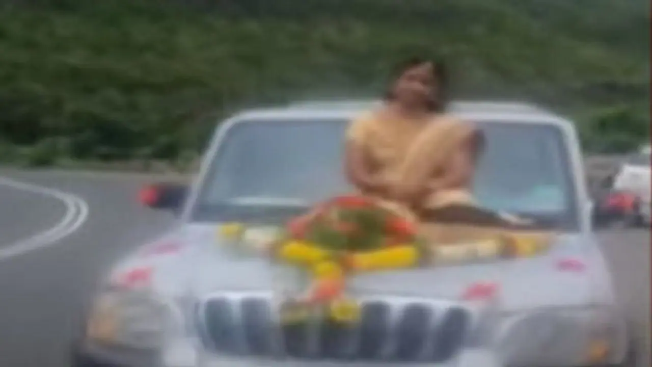 ಸ್ಕಾರ್ಪಿಯೋ ಬಾನೆಟ್ ಮೇಲೆ ಕುಳಿತು ಮಂಟಪಕ್ಕೆ ತೆರಳಿದ ವಧು; ಮದವೆ ದಿನವೇ ಬಿತ್ತು ಕೇಸ್! ಸ್ಕಾರ್ಪಿಯೋ ಬಾನೆಟ್ ಮೇಲೆ ಕುಳಿತು ಮಂಟಪಕ್ಕೆ ತೆರಳಿದ ವಧು; ಮದವೆ ದಿನವೇ ಬಿತ್ತು ಕೇಸ್!