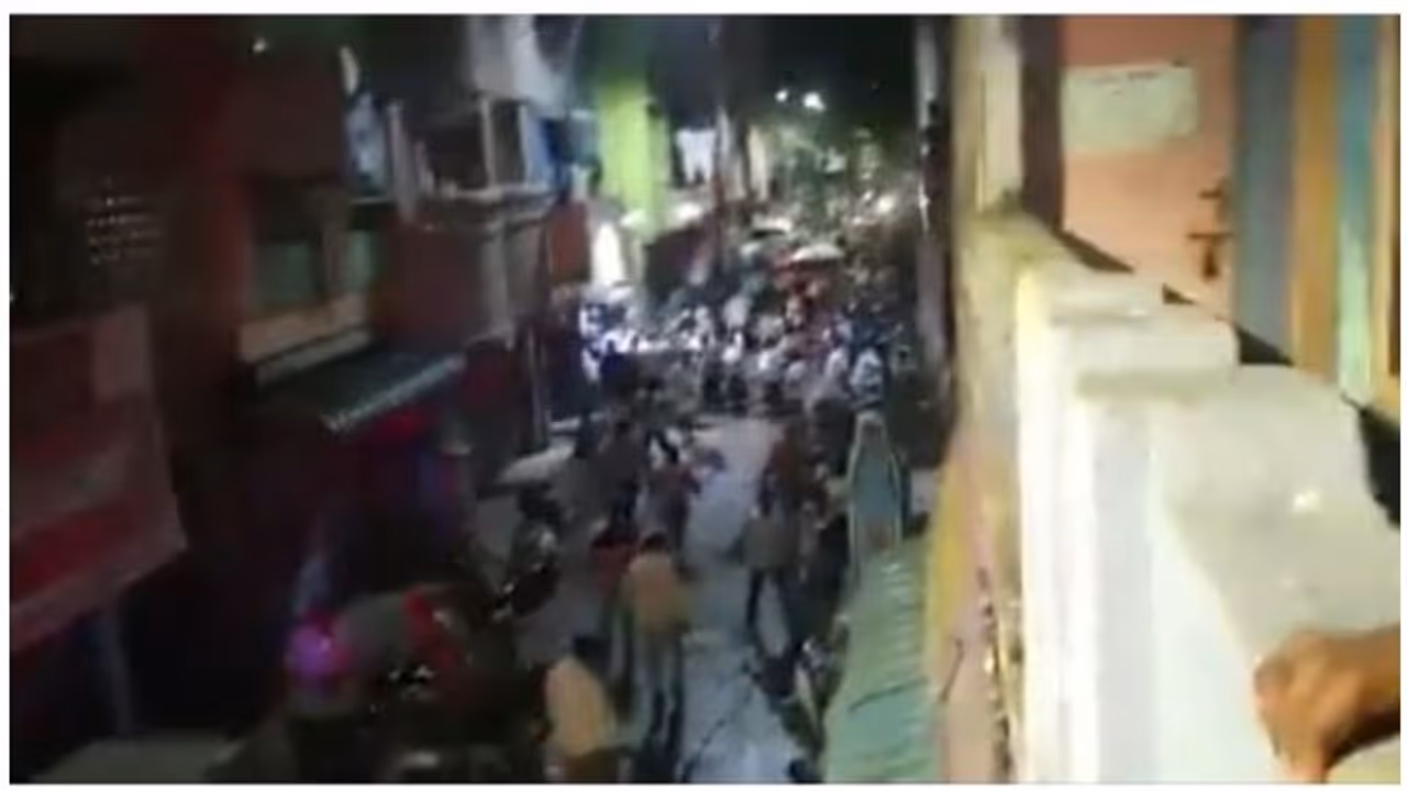 மனிதநேய மக்கள் கட்சி தமுமுக இடையே பயங்கர கலவரம்... 3 காவலர்கள் படுகாயம்..! மனிதநேய மக்கள் கட்சி தமுமுக இடையே பயங்கர கலவரம்... 3 காவலர்கள் படுகாயம்..!