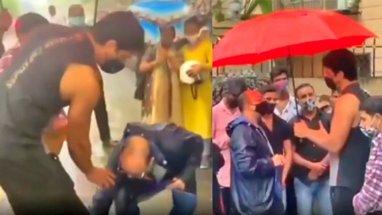 बारिश में भीगते हुए लोगों की मदद करने पहुंचे सोनू सूद, एक बुजुर्ग शख्स ने छुए पैर तो एक्टर ने कही ये बात बारिश में भीगते हुए लोगों की मदद करने पहुंचे सोनू सूद, एक बुजुर्ग शख्स ने छुए पैर तो एक्टर ने कही ये बात