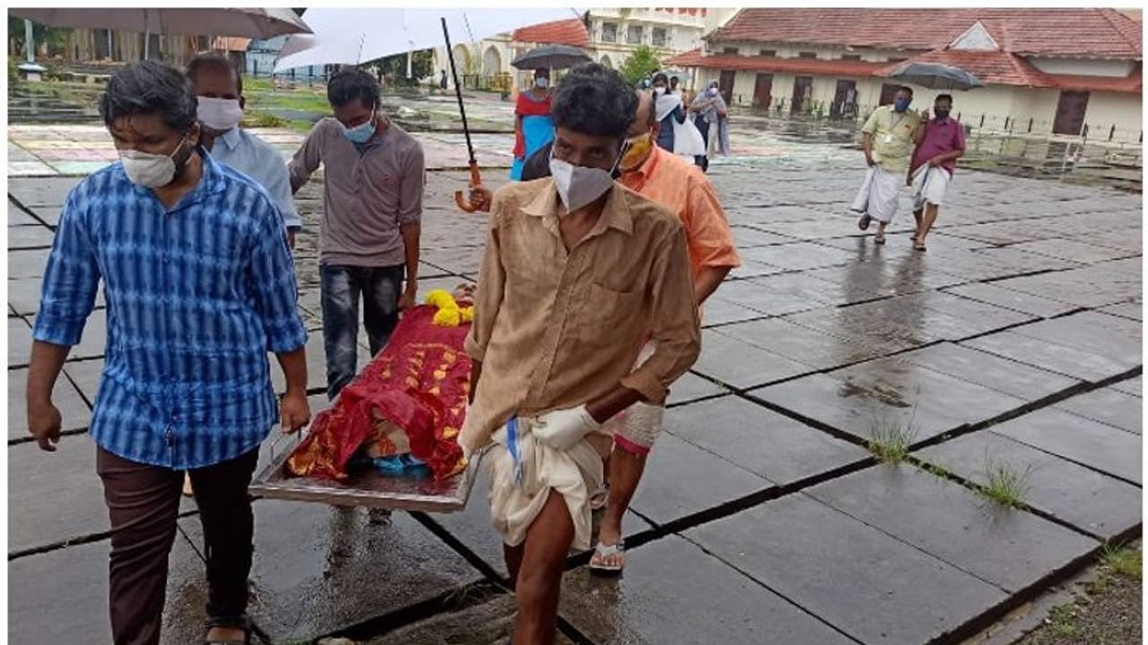 കൊവിഡ് ബാധിച്ച് മരിച്ച കൃഷ്ണവേണിക്ക് ചിത ഒരുക്കിയത് എടത്വാ സെന്റ് ജോര്ജ്ജ് ഫോറോനാ പള്ളിയില് കൊവിഡ് ബാധിച്ച് മരിച്ച കൃഷ്ണവേണിക്ക് ചിത ഒരുക്കിയത് എടത്വാ സെന്റ് ജോര്ജ്ജ് ഫോറോനാ പള്ളിയില്