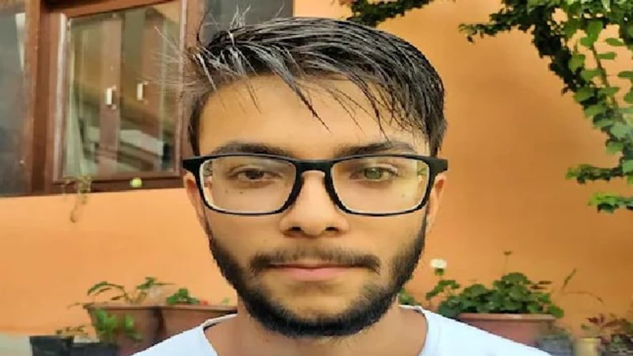 हिमाचल के इस स्टूडेंट ने रच दिया इतिहास, 12वीं की परीक्षा में हासिल किए 500 में से 500 अंक हिमाचल के इस स्टूडेंट ने रच दिया इतिहास, 12वीं की परीक्षा में हासिल किए 500 में से 500 अंक