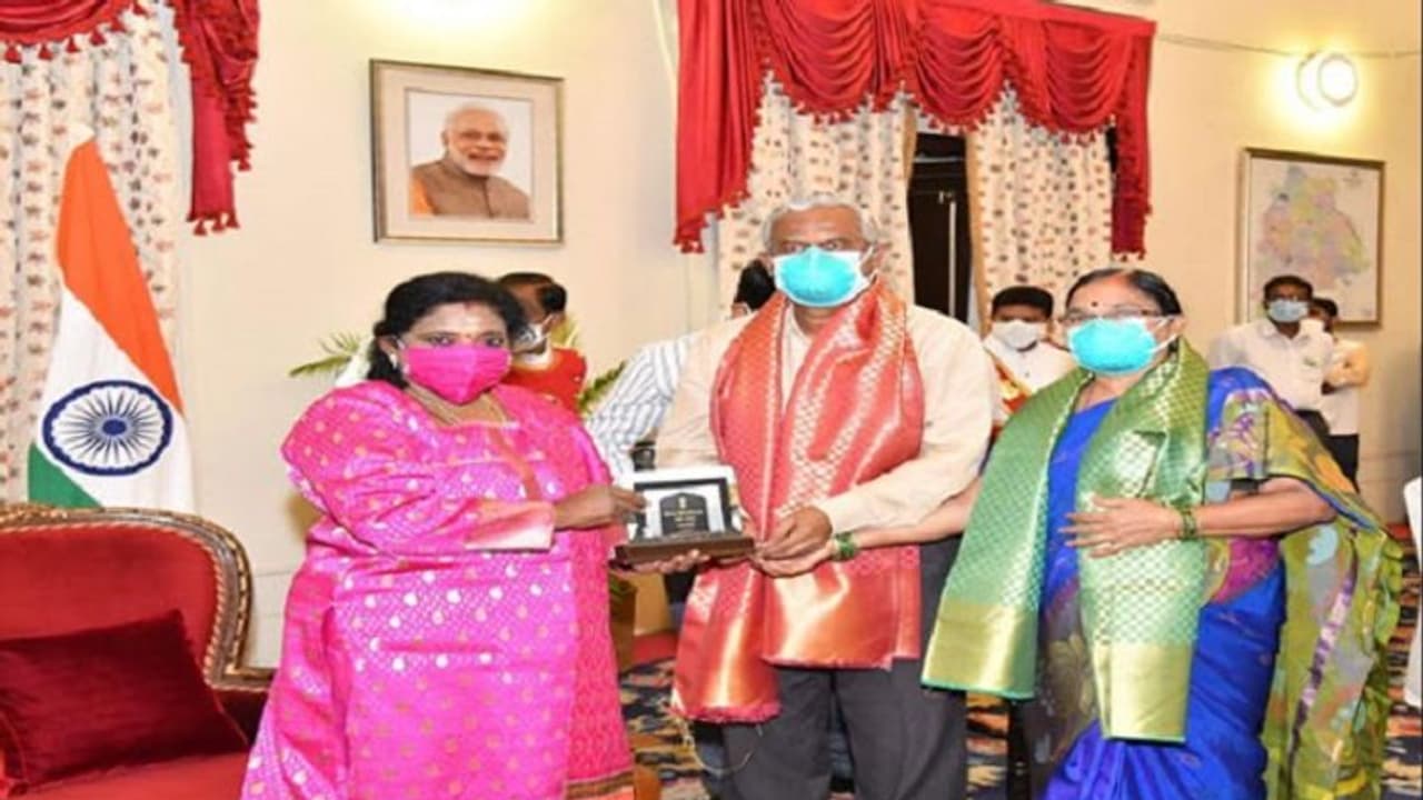 రోడ్లపై గుంతలు పూడుస్తున్న గంగాధర్ తిలక్: తమిళిసై సత్కారం రోడ్లపై గుంతలు పూడుస్తున్న గంగాధర్ తిలక్: తమిళిసై సత్కారం