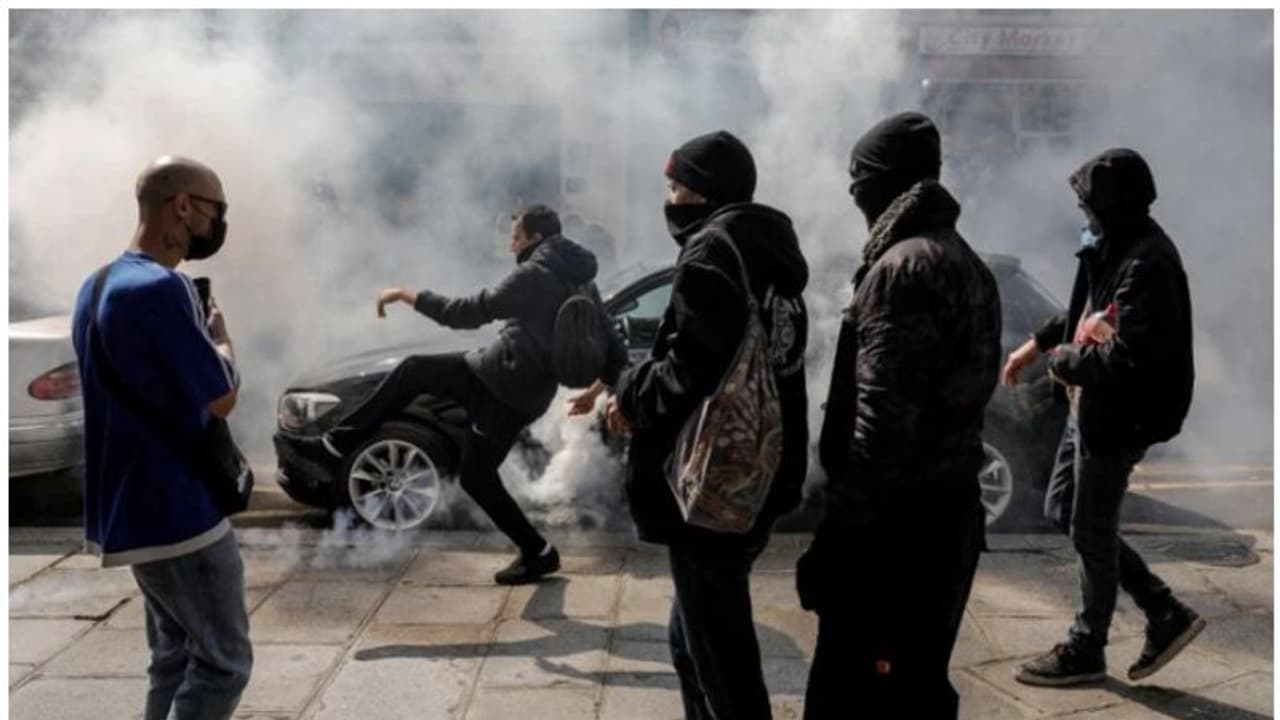 ഫ്രാന്സില് വാക്സീന് വിരുദ്ധരുടെ പ്രക്ഷോഭം; കണ്ണീര് വാതകമുപയോഗിച്ച് പൊലീസ് ഫ്രാന്സില് വാക്സീന് വിരുദ്ധരുടെ പ്രക്ഷോഭം; കണ്ണീര് വാതകമുപയോഗിച്ച് പൊലീസ്