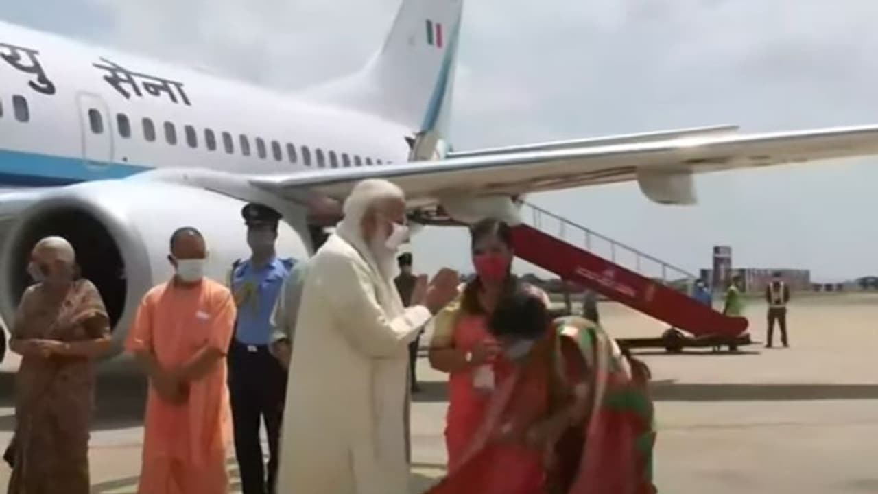 ಮೋದಿ ಪಾದ ಮುಟ್ಟಿ ನಮಸ್ಕರಿಸಲು ಬಂದ ಮಹಿಳೆ: ಹಿಂದೆ ಸರಿದ ಪಿಎಂ, ಬಳಿಕ ಮಾಡಿದ್ದು ಹೀಗೆ!