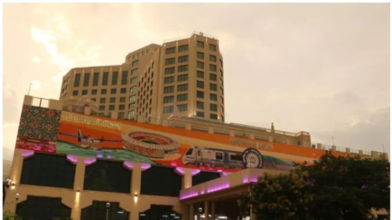 അന്താരാഷ്ട്ര നിലവാരം; റെയില്വേ സ്റ്റേഷനുമുകളിലെ പഞ്ചനക്ഷത്ര ഹോട്ടല് ഉദ്ഘാടനം നാളെ അന്താരാഷ്ട്ര നിലവാരം; റെയില്വേ സ്റ്റേഷനുമുകളിലെ പഞ്ചനക്ഷത്ര ഹോട്ടല് ഉദ്ഘാടനം നാളെ