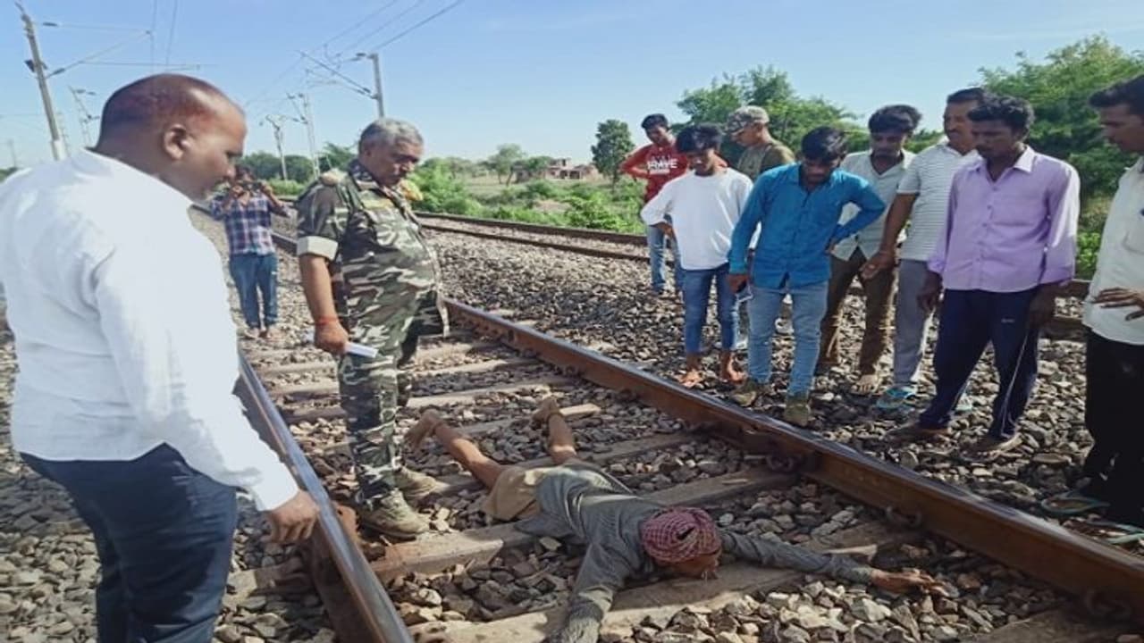 తండ్రి పెదాలను తాడుతో కుట్టేసి, చేతులు కాళ్లు కట్టేసి.. హత్యాయత్నం..! తండ్రి పెదాలను తాడుతో కుట్టేసి, చేతులు కాళ్లు కట్టేసి.. హత్యాయత్నం..!