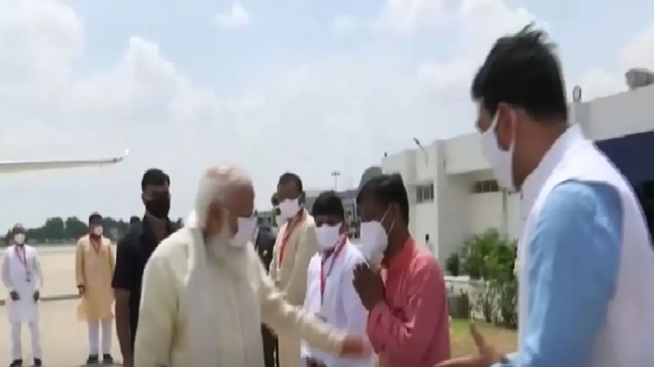 काशी में पीएम मोदी ने सबको नमस्कार किया, लेकिन एक शख्स की खुश होकर थपथपाई पीठ... काशी में पीएम मोदी ने सबको नमस्कार किया, लेकिन एक शख्स की खुश होकर थपथपाई पीठ...