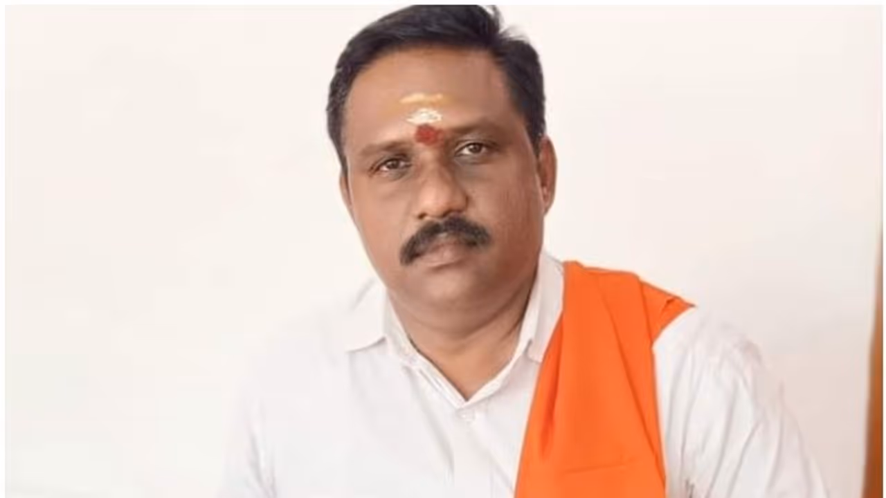 ഫുഡ് കോർപറേഷൻ ഓഫ് ഇന്ത്യയിൽ ജോലി വാഗ്ദാനം ഒരു കോടി രൂപയിലധികം രൂപ തട്ടിയ കേസിൽ ബിജെപി നേതാവ് കീഴടങ്ങി ഫുഡ് കോർപറേഷൻ ഓഫ് ഇന്ത്യയിൽ ജോലി വാഗ്ദാനം ഒരു കോടി രൂപയിലധികം രൂപ തട്ടിയ കേസിൽ ബിജെപി നേതാവ് കീഴടങ്ങി