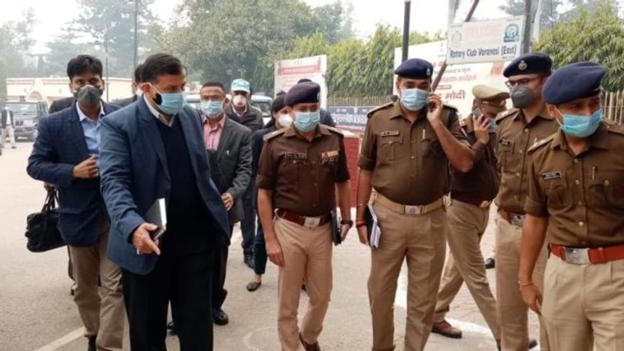 काशी में PM मोदी को 21 आईपीएस और 10 हजार जवान दे रहे ऐसी सुरक्षा, परिंदा भी पर न मार सके काशी में PM मोदी को 21 आईपीएस और 10 हजार जवान दे रहे ऐसी सुरक्षा, परिंदा भी पर न मार सके