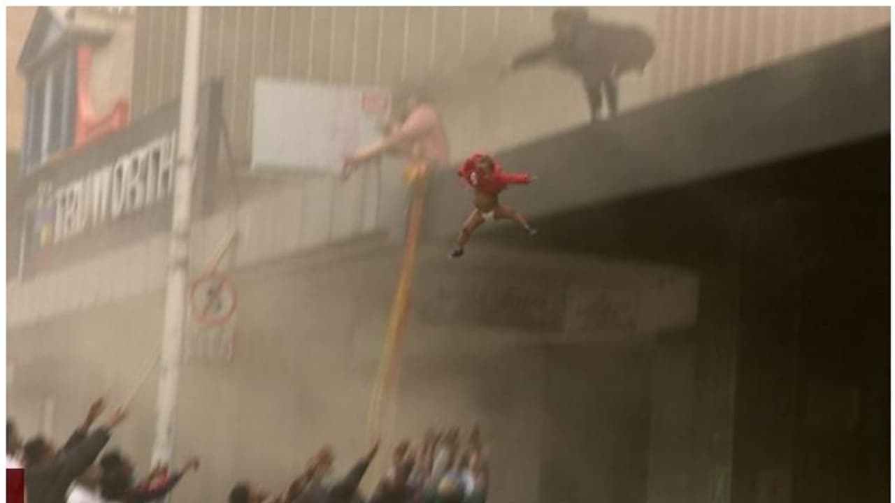 കലാപത്തിനിടെ കത്തുന്ന കെട്ടിടത്തില്‍ നിന്ന് കുഞ്ഞിനെ രക്ഷിക്കാന്‍ താഴേക്കെറിഞ്ഞ് അമ്മ; ഞെട്ടിക്കും വീഡിയോ