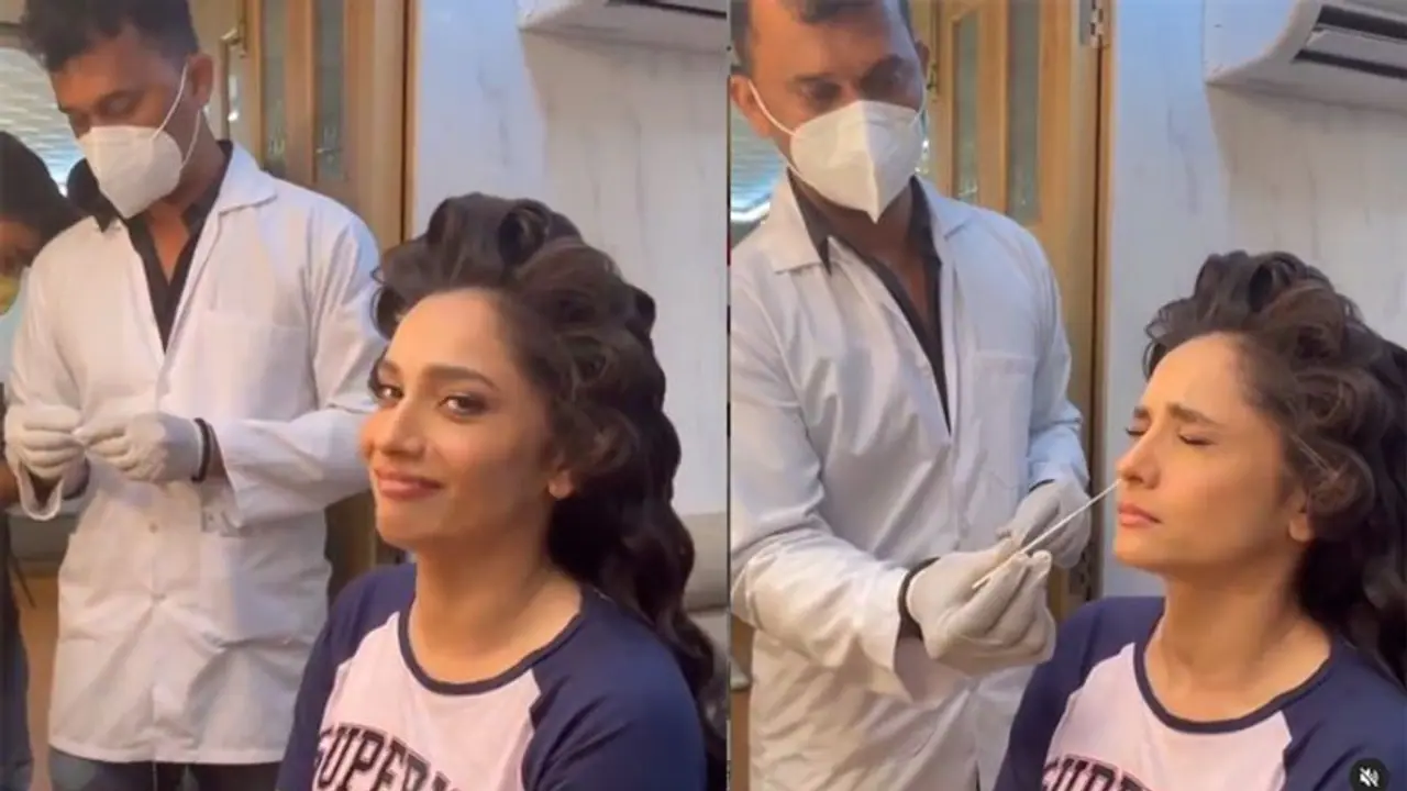 पवित्र रिश्ता 2 के सेट पर कोरोना टेस्ट कराते वक्त अंकिता ने बनाया अजीबोगरीब मुंह, एक बोला नौटंकिता पवित्र रिश्ता 2 के सेट पर कोरोना टेस्ट कराते वक्त अंकिता ने बनाया अजीबोगरीब मुंह, एक बोला नौटंकिता