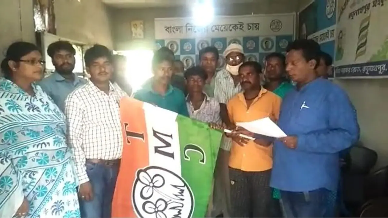 'ভুল বুঝে' দলবদল করেছিলেন, ফের তৃণমূলে পুরুলিয়ার একাধিক বিজেপি নেতা 'ভুল বুঝে' দলবদল করেছিলেন, ফের তৃণমূলে পুরুলিয়ার একাধিক বিজেপি নেতা