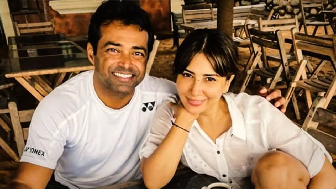 మొన్న గోవా బీచ్.. ఇప్పుడు హాస్పిటల్.. బాయ్ ఫ్రెండ్ పేస్ తో కిమ్ శర్మ