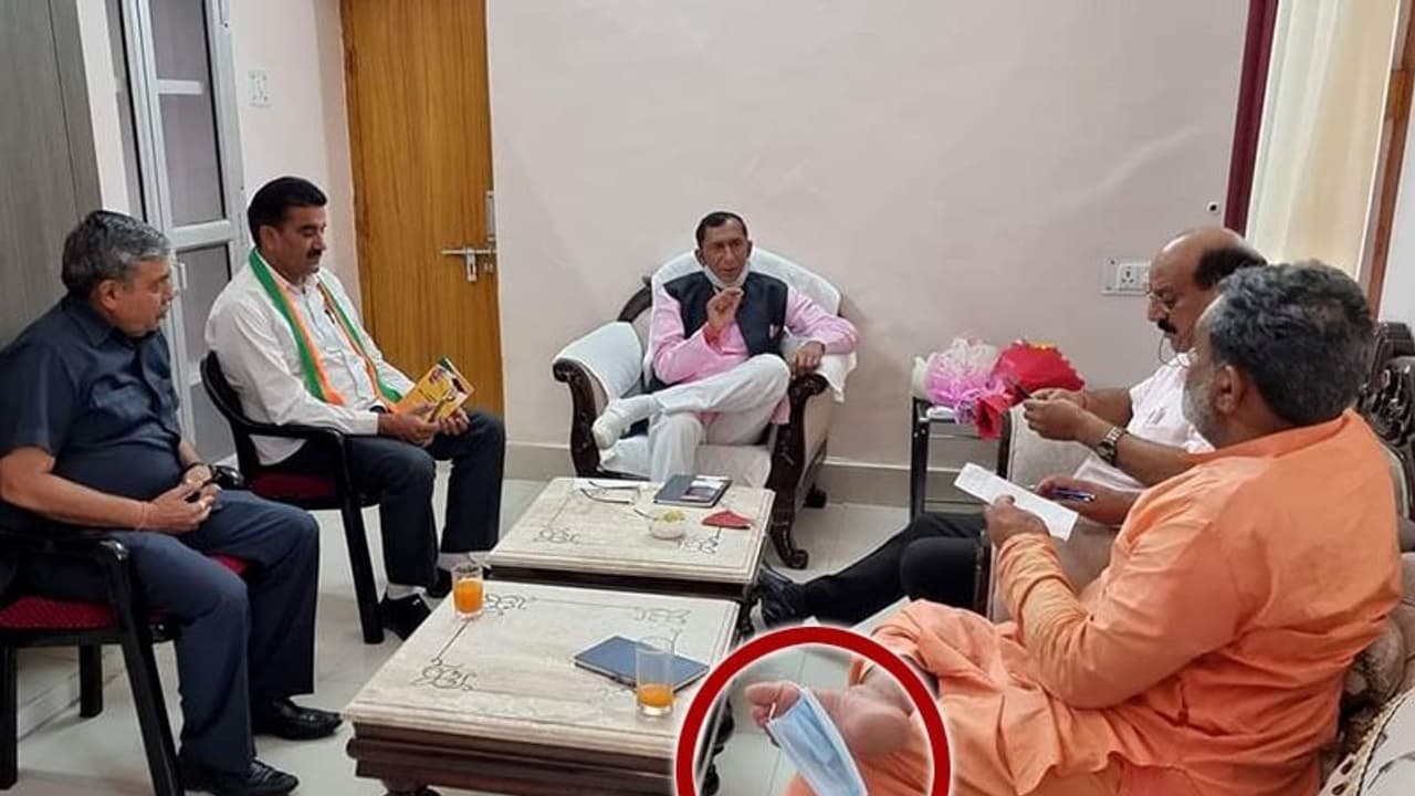 Viral Photo: করোনাকালে মাস্ক ঝুলছে পায়ের পাতায়, মন্ত্রীকে কটাক্ষ বিরোধীদের Viral Photo: করোনাকালে মাস্ক ঝুলছে পায়ের পাতায়, মন্ত্রীকে কটাক্ষ বিরোধীদের