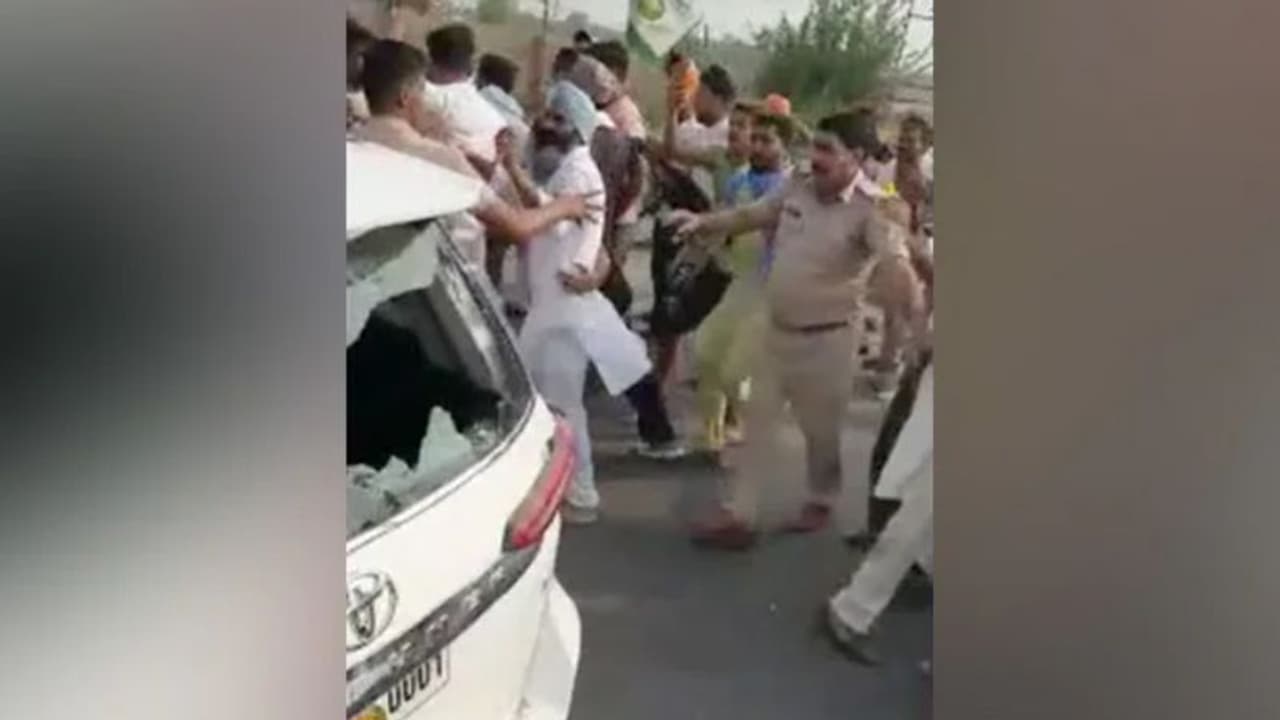 ബിജെപി നേതാക്കളുടെ കാർ ആക്രമിച്ചെന്ന് ആരോപണം: 100 കർഷകർക്കെതിരെ രാജ്യദ്രോഹ കേസ് ബിജെപി നേതാക്കളുടെ കാർ ആക്രമിച്ചെന്ന് ആരോപണം: 100 കർഷകർക്കെതിരെ രാജ്യദ്രോഹ കേസ്