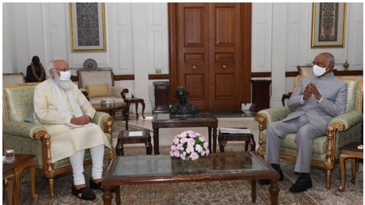 പ്രധാനമന്ത്രി രാഷ്ട്രപതിയുമായി കൂടിക്കാഴ്ച നടത്തി; സുപ്രധാന വിഷയങ്ങള് ചർച്ചയായെന്ന് രാഷ്ട്രപതി ഭവന് പ്രധാനമന്ത്രി രാഷ്ട്രപതിയുമായി കൂടിക്കാഴ്ച നടത്തി; സുപ്രധാന വിഷയങ്ങള് ചർച്ചയായെന്ന് രാഷ്ട്രപതി ഭവന്