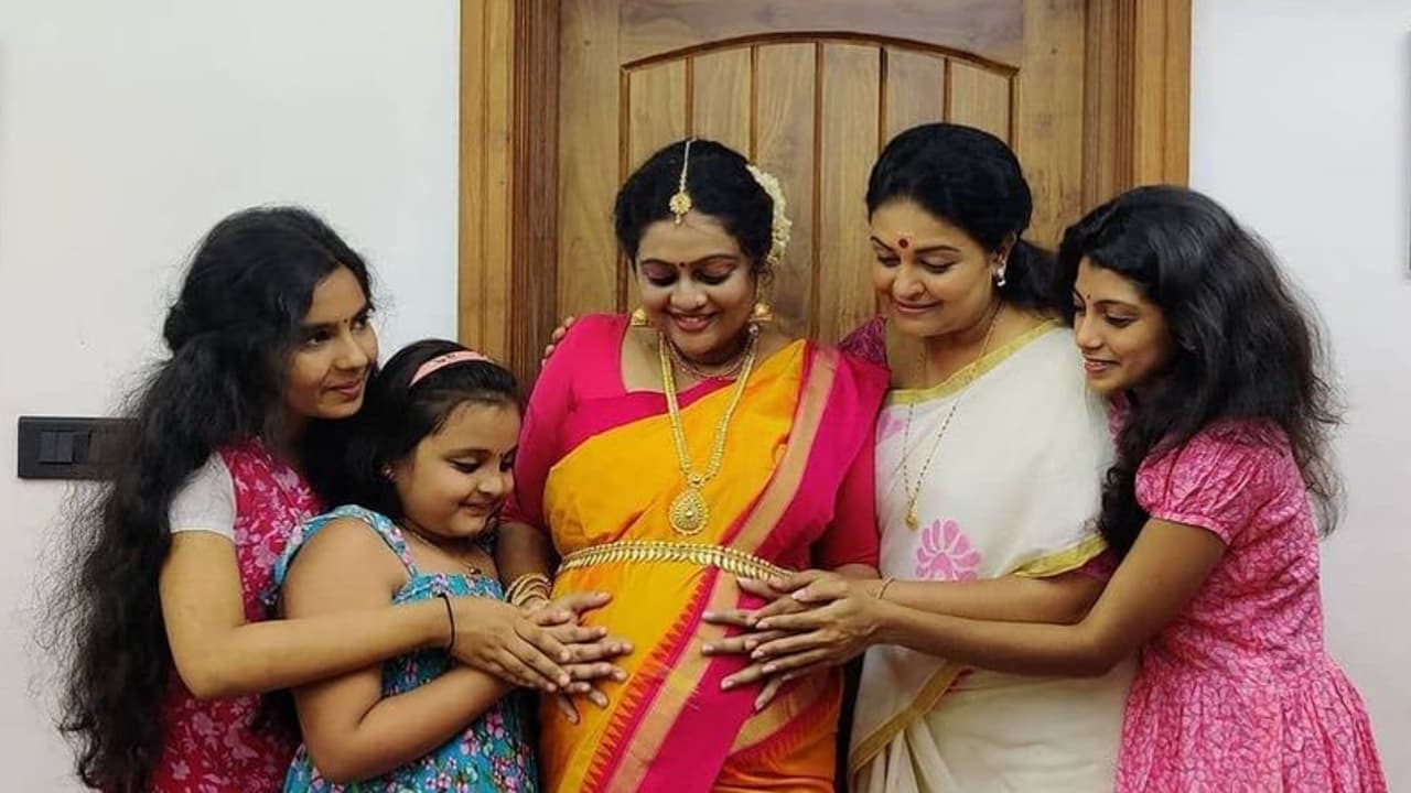 ലൊക്കേഷനിൽ ആഘോഷം; രസകരമായ ചിത്രങ്ങളുമായി 'ചക്കപ്പഴം' താരങ്ങൾ ലൊക്കേഷനിൽ ആഘോഷം; രസകരമായ ചിത്രങ്ങളുമായി 'ചക്കപ്പഴം' താരങ്ങൾ