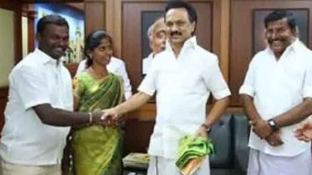 ஊரக உள்ளாட்சி தேர்தலில் அடிச்சுத்தூக்கும் திமுக... பூஜ்ஜியமான அதிமுக..! ஊரக உள்ளாட்சி தேர்தலில் அடிச்சுத்தூக்கும் திமுக... பூஜ்ஜியமான அதிமுக..!