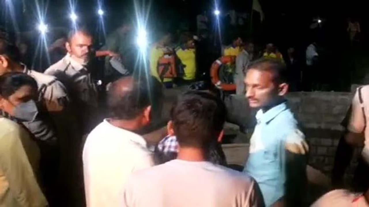 मध्य प्रदेश में बड़ा हादसाः गंजबासौदा में 15 से अधिक लोग कुएं में गिरे, रेस्क्यू की निगरानी कर रहे सीएम शिवराज