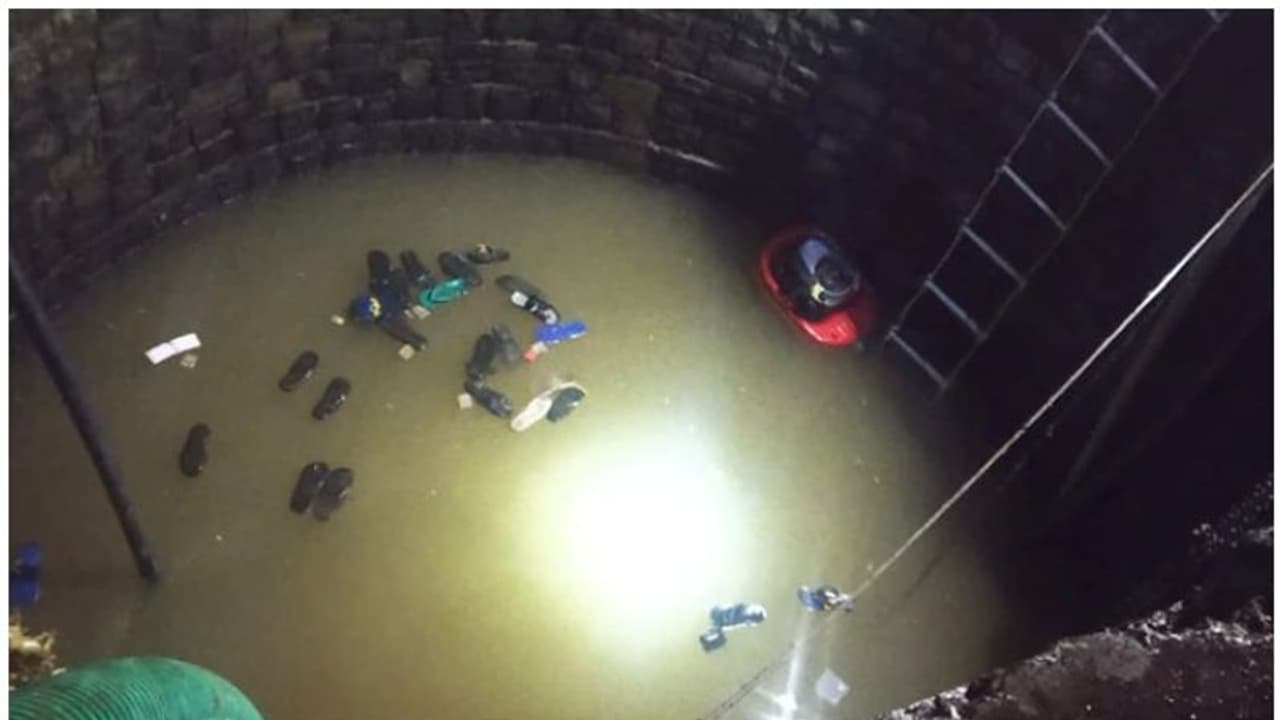 అనుమానం : భర్తతో మాట్లాడిందని.. పక్కింటి మహిళను, ఆమె పిల్లల్ని బావిలోకి తోసేసి.... అనుమానం : భర్తతో మాట్లాడిందని.. పక్కింటి మహిళను, ఆమె పిల్లల్ని బావిలోకి తోసేసి....