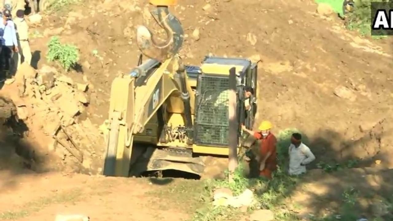 মর্মান্তিক! কুয়োয় পড়া কিশোরীর প্রাণ বাঁচাতে জীবন বাজি রাখলেন ৩০ জন, এখনও পর্যন্ত নিহত ৪ মর্মান্তিক! কুয়োয় পড়া কিশোরীর প্রাণ বাঁচাতে জীবন বাজি রাখলেন ৩০ জন, এখনও পর্যন্ত নিহত ৪